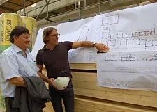 Architekt Hans Müller-Hirschmann erläutert Staatsrat Dietmar Strehl (links) die umfangreichen Bauarbeiten an der Grundschule am Pastorenweg.