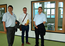 Über viel Licht und Platz in den neuen Räumen der NOG freuen sich Dietmar Strehl, Peter Hoffmann (IB-Abteilungsleiter Projektsteuerung) und IB-Geschäftsführer Arndt Brücker (von links).