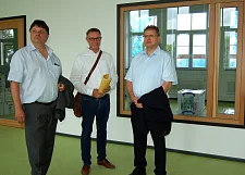 Über viel Licht und Platz in den neuen Räumen der NOG freuen sich Dietmar Strehl, Peter Hoffmann (IB-Abteilungsleiter Projektsteuerung) und IB-Geschäftsführer Arndt Brücker (von links).