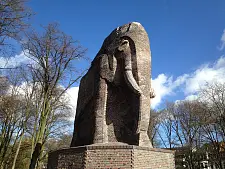 Mahnmal für die Opfer des Völkermords in Namibia 1904 – 1908 und der Schlacht von Ohamakari (Waterberg) im Nelson-Mandela-Park