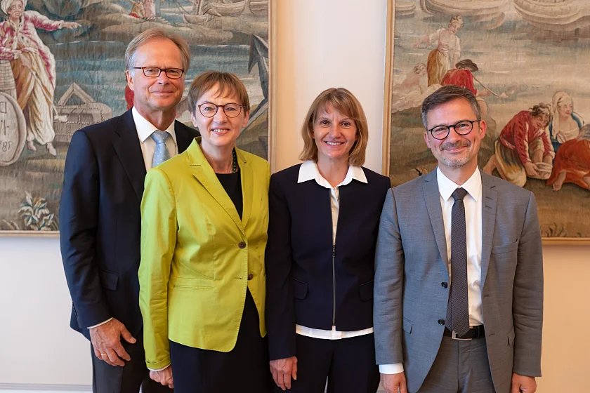 von links nach rechts: Justizstaatsrat Jörg Schulz, die Präsidentin des OVG Bremen a.D., Ilsemarie Meyer, die neue Präsidentin des VG Bremen, Dr. Meike Jörgensen und der neue Präsident des OVG Bremen, Prof. Peter Sperlich