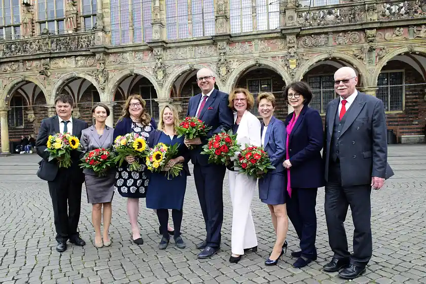 Erstes gemeinsames Auftreten der neuen Bremer Landesregierung: Bürgermeister Dr. Andreas Bovenschulte (Mitte), Bürgermeisterin Dr. Maike Schaefer (4. v.l.) und Senatorin Kristina Vogt (6. v.l.) sowie die weiteren Mitglieder des Senats (v.l.) Senator Dietmar Strehl, Senatorin Dr. Claudia Bogedan, Senatorin Anja Stahmann, Senatorin Dr. Claudia Schilling, Senatorin Claudia Bernhard und Senator Ulrich Mäurer