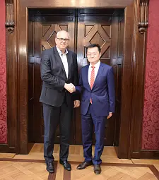 Bürgermeister Andreas Bovenschulte begrüßt den Generalkonsul der Volksrepublik China, Xiaohui Du, im Kaminsaal des Rathauses