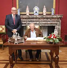 Eintrag ins Goldene Buch: Adam Michnik bedankte sich für die Einladung und die berührenden Augenblicke in Bremen