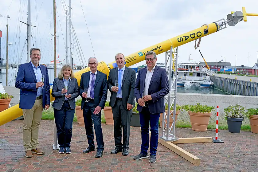 Tonnentaufe für das neue Testzentrum Maritime Technologien auf Helgoland (v.l.n.r.): Prof. Dr.-Ing. Matthias Busse, Institutsleiter Fraunhofer IFAM; Dr. Heide Ahrens, Leiterin der Abteilung Hochschulen und Forschung des Bremer Wissenschaftsressorts; Prof. Dr. Bernd Mayer, Institutsleiter Fraunhofer IFAM; Leif Christensen, DFKI Robotics Innovation Center; Jörg Singer, Bürgermeister auf Helgoland © Fraunhofer IFAM