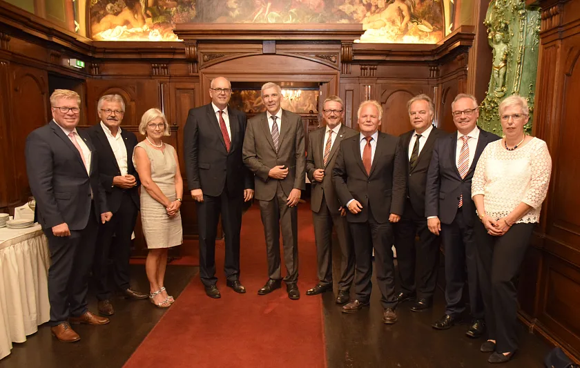 Treffen im Kaiserzimmer des Bremer Ratskellers: Bürgermeister Andreas Bovenschulte (4. v.l.) begrüßte seine Amtskolleginnen und -kollegen aus den Nachbargemeinden