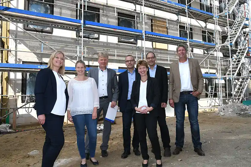 Gemeinsame Besichtigung der Baustelle in der Heinrichstraße 34 in Bremerhaven (© Heiko Sandelmann)