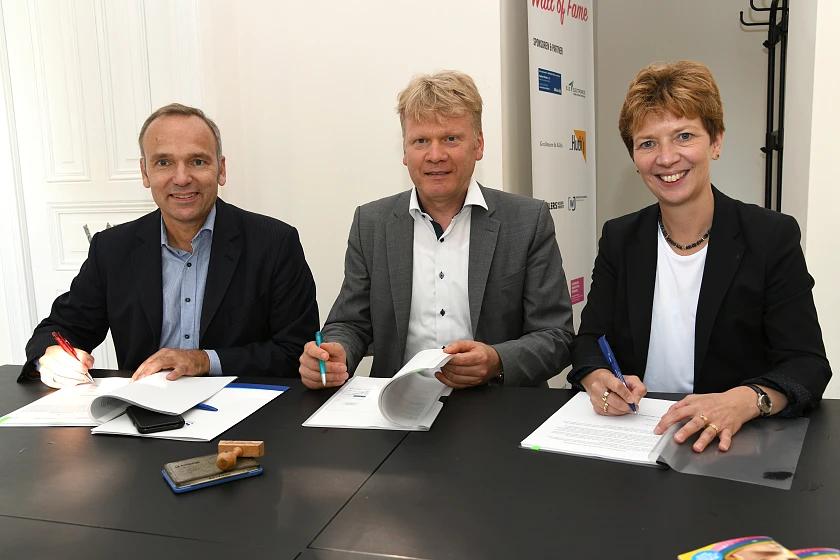 v.l.n.r.: Hauke Kieschnick (Geschäftsführer des Studierendenwerkes Bremen), Sieghard Lückehe (Geschäftsführer der Städtischen Wohnungsgesellschaft Bremerhaven mbH) und Dr. Claudia Schilling (Senatorin für Wissenschaft und Häfen)  (© Heiko Sandelmann)