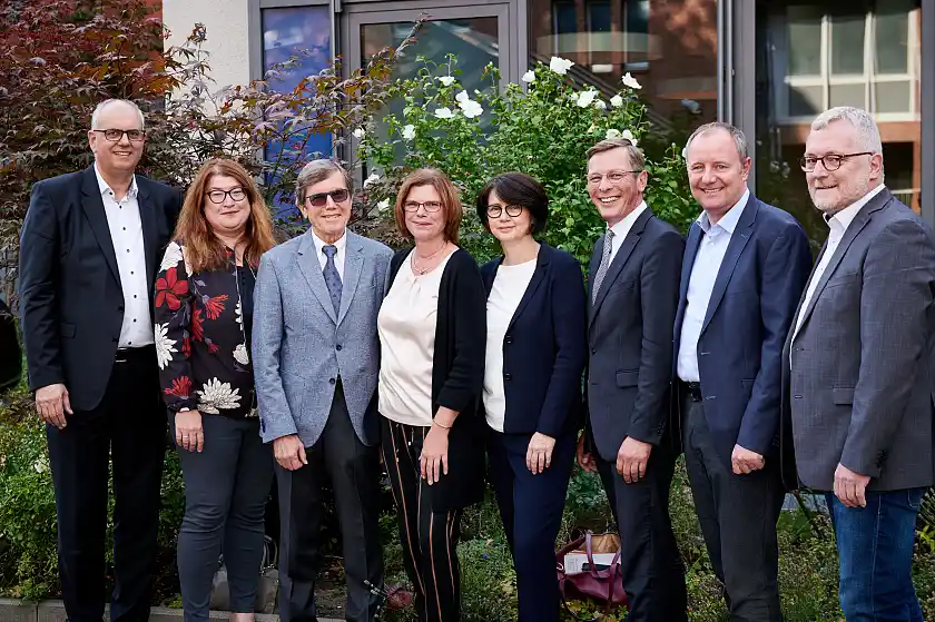 (v.L.n.R.:) Bürgermeister Dr. Andreas Bovenschulte, Senatorin Anja Stahmann, LAG-Vorstandssprecher Arnold Knigge, Senatorin Kristina Vogt, Senatorin Claudia Bernhard, Präsident der Bremischen Bürgerschaft Frank Imhoff, Geschäftsführer des diakonisches Werkes Bremen und Caritas Direktor Martin Böckelmann und Pastor Manfred Meyer