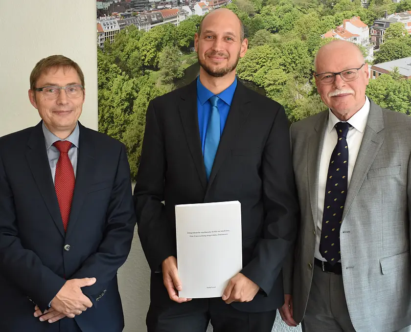 Dierk Schittkowski (Leiter des Bremer Landesamtes für Verfassungsschutz), Dr. Hazim Fouad und Innensenator Ulrich Mäurer