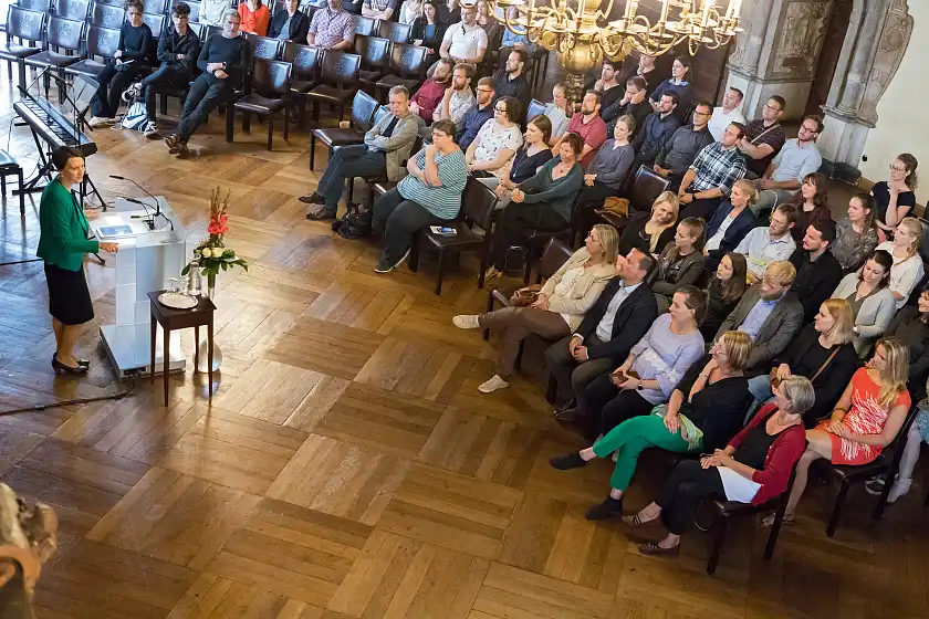 Senatorin Claudia Bogedan begrüßt die neu eingestellten Lehrkräfte