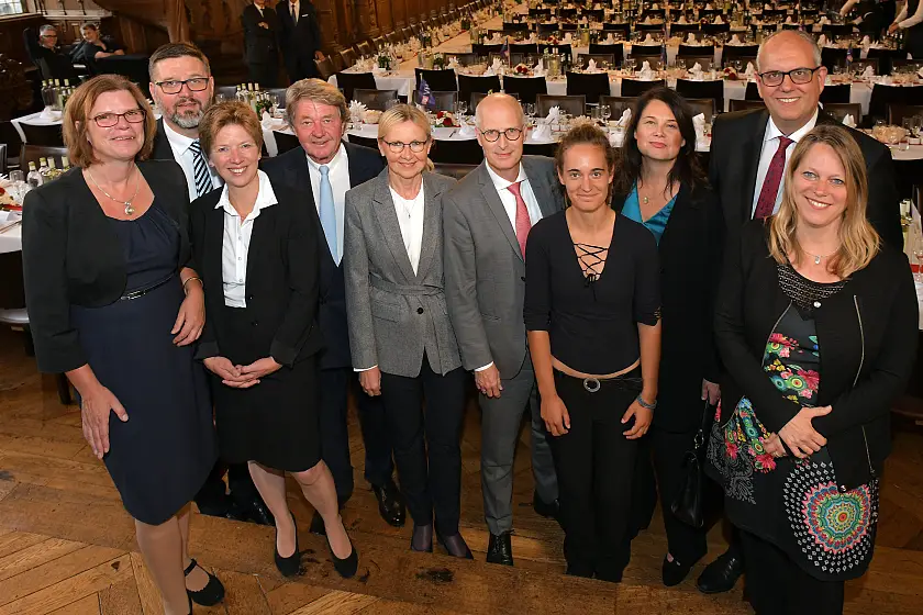 Bremens Bürgermeister Dr. Andreas Bovenschulte (h.r.) mit Gastgebern und Ehrengästen des Kapitänstags in der festlich gedeckten Oberen Rathaushalle (v.l.): Senatorin Kristina Vogt, Christoph Bruns (Interimsgeschäftsführer BHV), Senatorin Dr. Claudia Schilling, Hans-Joachim Schnitger, Eva-Maria Tschentscher, Bürgermeister Dr. Peter Tschentscher, Carola Rackete, Ulrike Hiller und Bürgermeisterin Dr. Maike Schaefer |Foto: BHV/Michael Bahlo