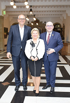 Bürgermeister Andreas Bovenschulte mit Vize-Stadtpräsidenten Piotr Kowalczuk und Generalkonsulin Cornelia Pieper 