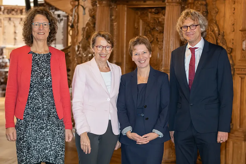(v.l.n.r.:) Ann-Marie Wolff, Präsidentin des OLG Bremen, Karen Buse, Präsidentin des OLG Bremen a.D., Dr. Claudia Schilling, Senatorin für Justiz und Verfassung,  und Jörg Lockfeldt, Präsident des Amtsgerichts Bremen