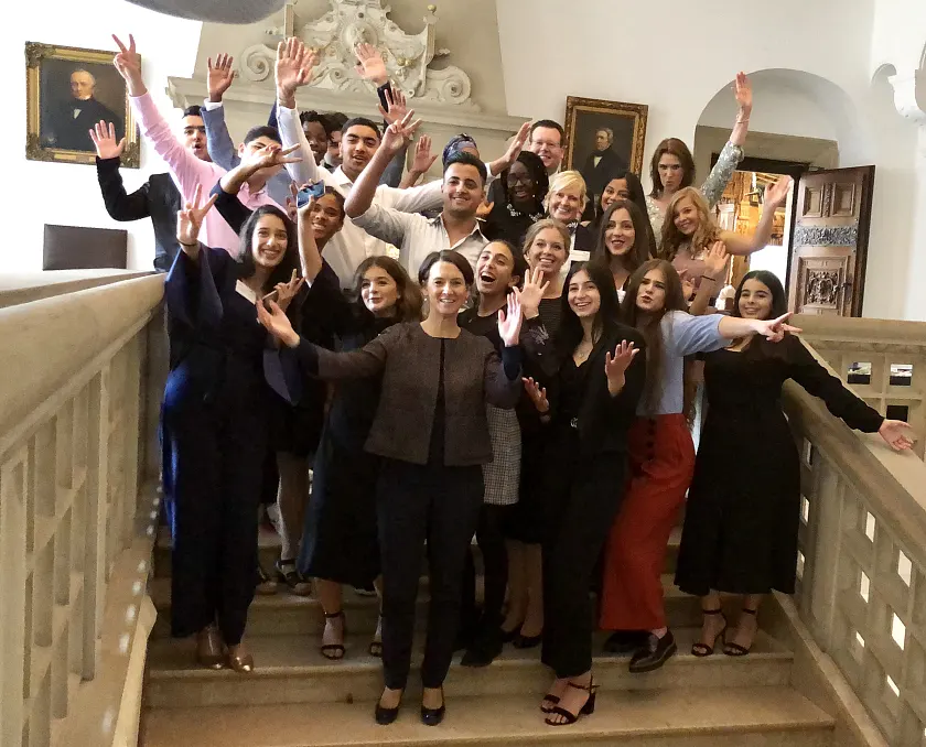 Senatorin Claudia Bogedan mit aktuellen und neuen Stipendiatinnen und Stipendiaten 