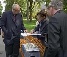 Bürgermeister Andreas Bovenschulte lässt sich von der Architektin des Studierendenwohnheims, Ulrike Mansfeld, die Pläne für das geplante Studierendenwohnheim am Niedersachsendamm zeigen