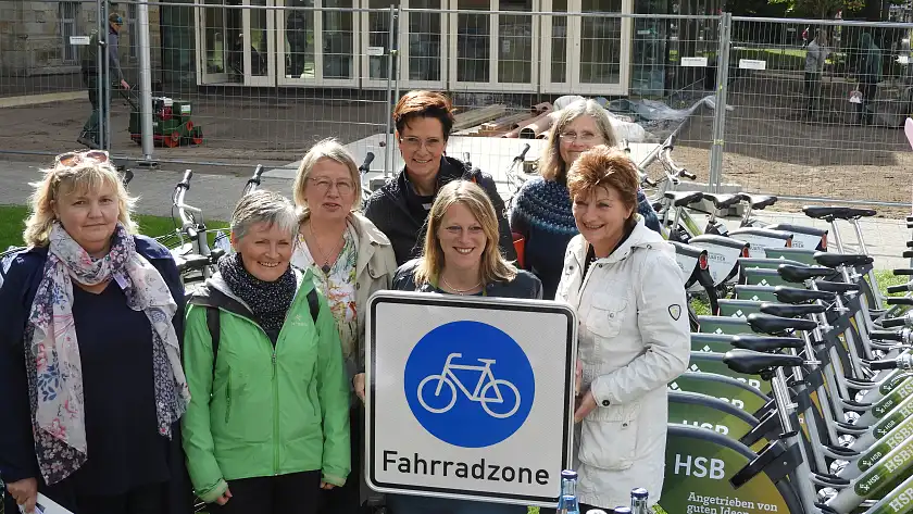 "Frauen fürs Fahrrad": (v.l.n.r.): Meike Jäckel, Planerin beim Amt für Straßen und Verkehr; Bonnie Fenton, Landesvorsitzende des ADFC Bremen; Annemarie Czichon, Ortsamtsleiterin Neustadt; Prof. Ulrike Mansfeld, Dekanin, School of Architecture/Hochschule Bremen; Dr. Maike Schaefer, Senatorin für Klimaschutz, Umwelt, Mobilität, Stadtentwicklung und Wohnungsbau; Steffie Kollmann, Hochschule Bremen; Christiane Claus, Kanzlerin der Hochschule Bremen