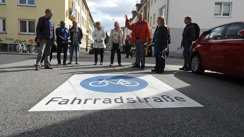 Netz von Fahrradstraßen: Maike Schaefer und Michael Glotz-Richter erläutern die Planung