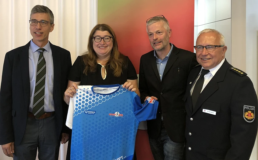 Präsentieren das diesjährige swb-Marathon-T-Shirt: swb-Vorstandsvorsitzender Torsten Köhne, Sozialsenatorin Anja Stahmann, Veranstalter Utz Bertschy und Michael Steines, Sportbeauftragter der Polizei Bremen 