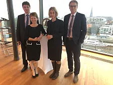 v.li. Dr. Iven Krämer (Referatsleiter in der Abteilung Häfen und Logistik), Dr. Claudia Schilling (Senatorin für Wissenschaft und Häfen), Prof. Dr. Sunhild Kleingärtner (Geschäftsführende Direktorin des Deutschen Schifffahrtsmuseum) und Robert Howe (Geschäftsführer bremenports GmbH & Co. KG)