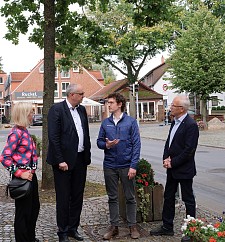 Bürgermeister Andreas Bovenschulte im Gespräch mit (von links) Brigitte Kuhnke, Sebastian Gunschera und Ortsamtsleiter Karl-Heinz Bramsiepe