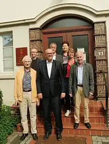 Unterwegs in Oberneuland (v.l.n.r.): Egbert Küchhold (Schatzmeister des Bürgervereins), Thomas Rosema (im Vorstand des Bürgervereins), Bürgermeister Andreas Bovenschulte, Ortsamtsleiter Matthias Kook, Marion Schneider (stv. Vorsitzende des Bürgervereins), Tamina Kreyenhop (Beiratssprecherin) und Kay Entholt (Vorsitzender des Bürgervereins)