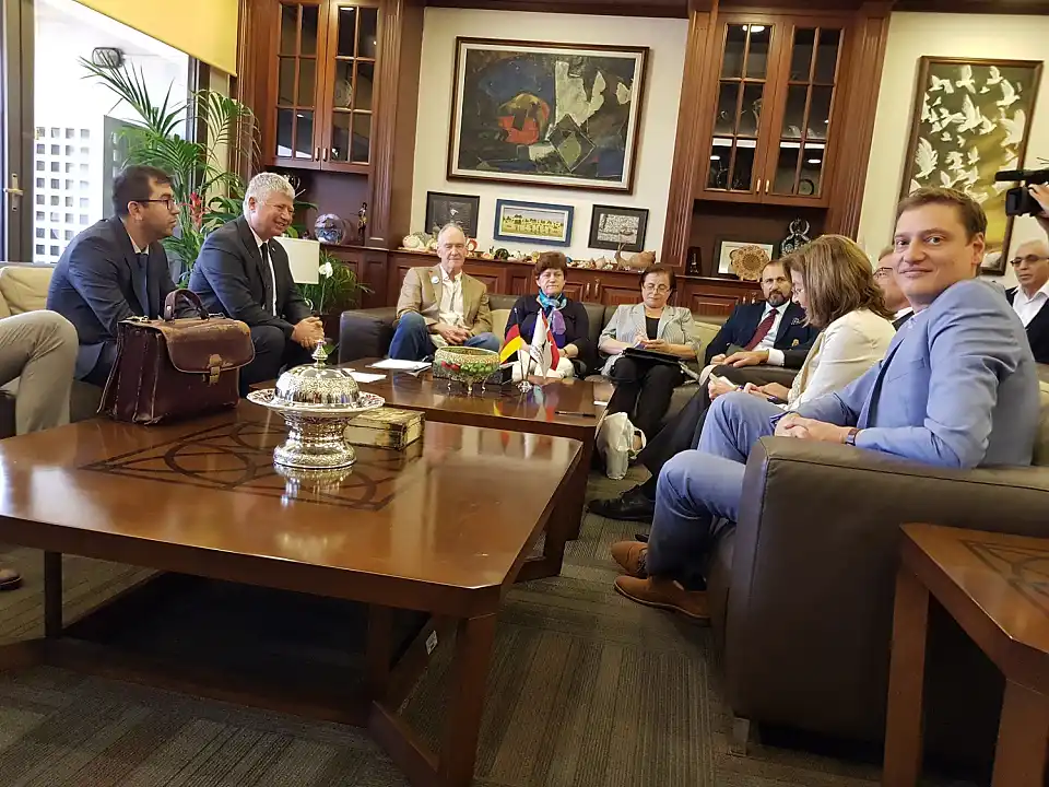 Die Bremer Delegation beim Gesprächstermin mit Vizebürgermeister Mustafa Özulu (2.vl.)