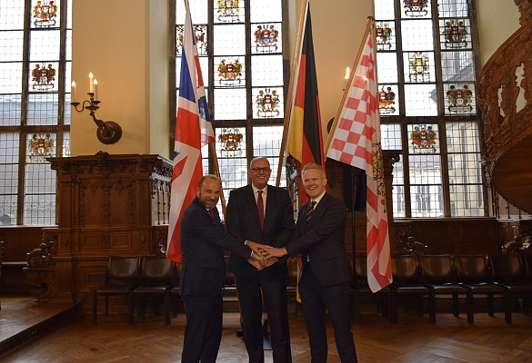 Auf weiterhin gute Zusammenarbeit: Honorarkonsul Hans-Christoph Enge, Bürgermeister Andreas Bovenschulte und der Gesandte Robbie Bulloch (v.l.)