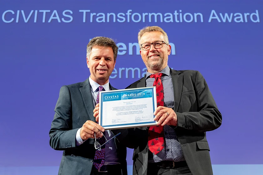 Dejan Crnek, Vizebürgermeister der Stadt Ljubljana und Vorsitzender des CIVITAS Städteausschusses, überreicht den CIVITAS Award an Michael Glotz-Richter (rechts) als Vertreter des Bremer Verkehrsressorts