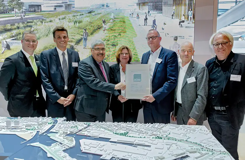 Übergabe des Vorzertifikates im Rahmen der Gewerbeimmobilienmesse Expo Real in München. v.l. Thomas Kraubitz, Auditor DGNB, Dr. Stephan Anders, Abteilungsleiter Zertifizierung DGNB, Melf Grantz, Oberbürgermeister der Stadt Bremerhaven, Kristina Vogt, Senatorin für Wirtschaft, Arbeit und Europa der Freien Hansestadt Bremen, Nils Schnorrenberger, Geschäftsführer der BIS Wirtschaftsförderung Bremerhaven, Amandus Samsoe Sattler, Präsidiumsmitglied der DGNB. Fotograph: Frank Pusch