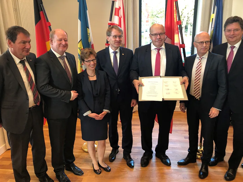 Unterzeichnung des Memorandum of Understanding: Peter Altmaier, Bundesminister für Wirtschaft und Energie (mittig); Dr. Claudia Schilling, Senatorin für Wissenschaft und Häfen sowie weitere Vertreter der norddeutschen Küstenländer