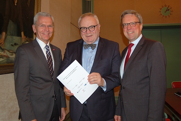 Andreas Meyer, Henning Lühr und Dr. Matthias Fonger (von links) freuen sich über die gute Zusammenarbeit bei der Ermittlung der Top 10 Verwaltungsleistungen.