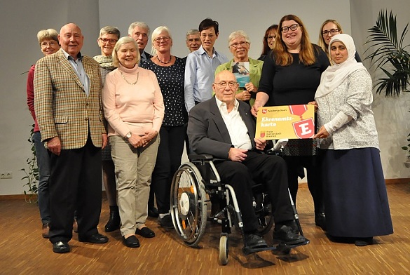 Senatorin Anja Stahmann übergibt 13 Ehrenamtlichen im Klimahaus Bremerhaven die Ehrenamtskarte