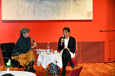 Radka Denemarková (rechts) im Gespräch mit Libuse Cerná