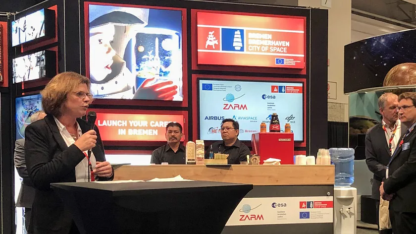 Zeigt Bremer Flagge vor internationalem Publikum: Kristina Vogt, Senatorin für Wirtschaft, Arbeit und Europa beim Bremen-Empfang auf dem International Astronautical Congress (IAC) 2019. Foto: OHB