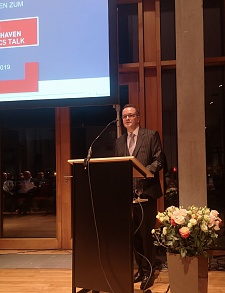 Staatsrat Tim Cordßen spricht auf dem Vorabendempfang des Logistik-Kongresses in Berlin