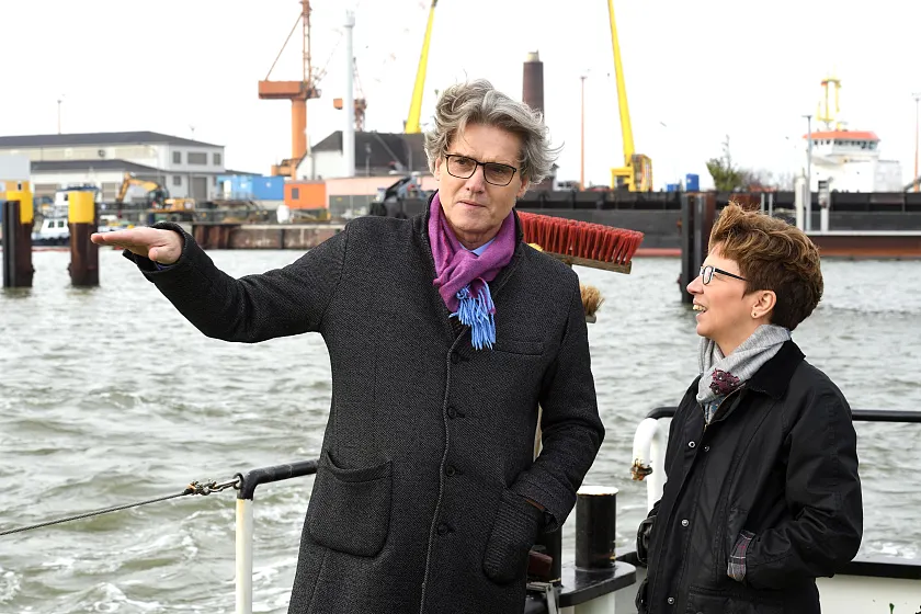 Senatorin Schilling zeigt sich begeistert vom Hafenareal und hat mit Robert Howe (bremenports GmbH & Co. KG) einen Experten an ihrer Seite (Foto: Wolfhard Scheer)