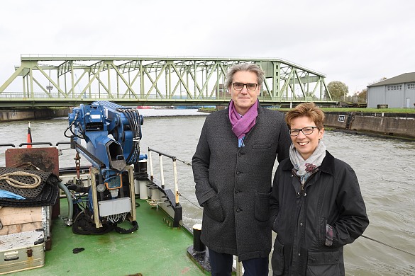 Gemeinsam im Hafen unterwegs: Senatorin Dr. Claudia Schilling und der Geschäftsführer der bremenports GmbH & Co. KG, Robert Howe (Foto: Wolfhard Scheer)