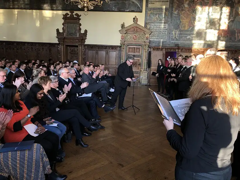 Bürgermeister Bovenschulte, Rektorin Karin Luckey und Konrektor Thomas Pawlik (vorne erste Reihe links) applaudieren zusammen mit den rund 400 Erstsemestern dem Chor der Hochschule Bremen für seinen Vortrag