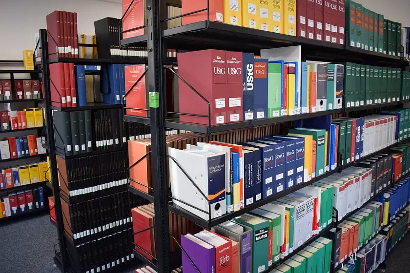 Neben dem neuen Fortbildungszentrum der Justiz ist auch die gemeinsame Gerichtsbibliothek in den neuen Räumlichkeiten untergebracht.  