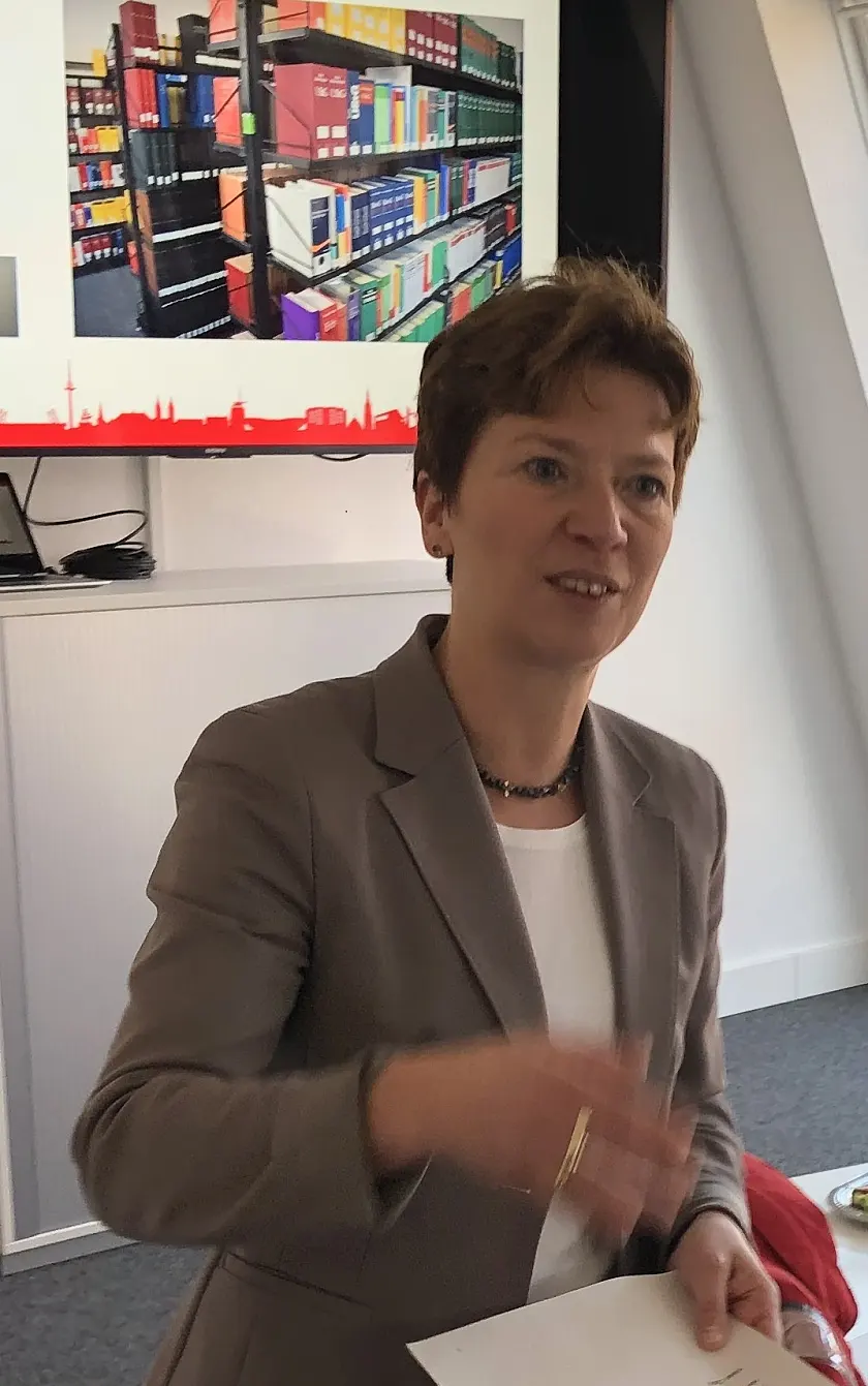 Senatorin Claudia Schilling bei der offiziellen Eröffnung des Jusitzzentrums II.