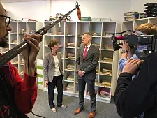 Senatorin Claudia Schilling mit Staatsanwalt Janhenning Kuhn in den neuen Räumen der Staatsanwaltschaft im Justizzentrum II.