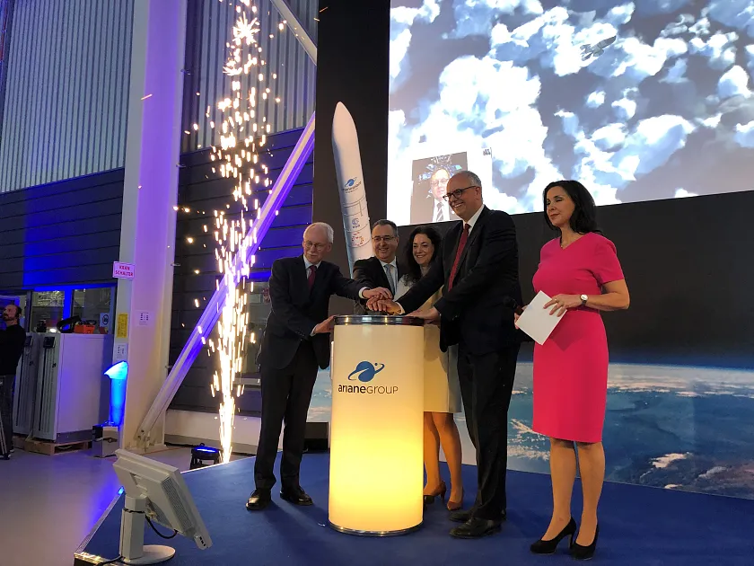 Sie drückten gemeinsam den roten Knopf zum offiziellen Start des Ariane-6-Zentrums in Bremen: Bürgermeister Andreas Bovenschulte, Staatssekretärin Sarah Ryglewski, ArianeGroup-Geschäftsführer Pierre Godart und DLR-Direktor Gerd Kraft (v.re.; im Vordergrund Moderatorin Rommy Arndt)