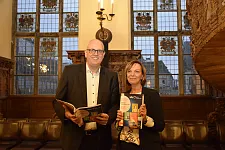 280 Seiten geballtes Wissen für Bremen - Bürgermeister Bovenschulte und Direktorin Schoefer mit dem aktuellen VHS-Programm