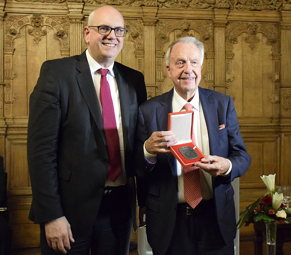 Ausgezeichnet! Bernd Neumann bekam von Bürgermeister Andreas Bovenschulte die Bremische Senatsmedaille für Kunst und Wissenschaft verliehen