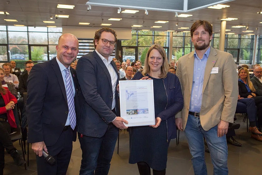 Umweltsenatorin Dr. Maike Schaefer begrüßte gemeinsam mit Geschäftsstellenleiter Martin Schulze (li.) die Flughafen Bremen GmbH – vertreten durch Christian Knuschke (2.v.l.) und Simon Köcher (4.v.l) - als neues Mitglied in der Umweltpartnerschaft