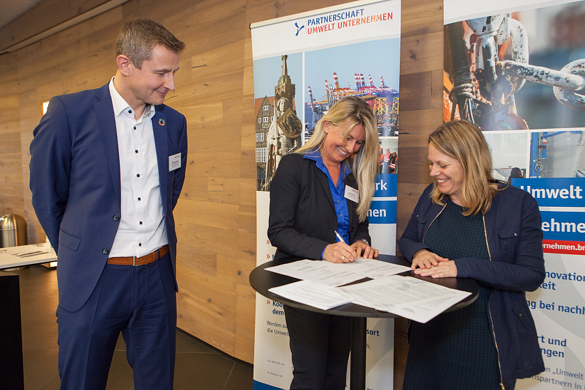 Die Dietz Kältetechnik GmbH & Co. KG wurde für ihre CO2-Einsparungen als Klimaschutzbetrieb ausgezeichnet und in den Umweltpartnerschaft aufgenommen. Senatorin Schaefer mit Helga Dietz und Michael Pelzl bei der Urkundenunterzeichnung. (v.r.n.l)