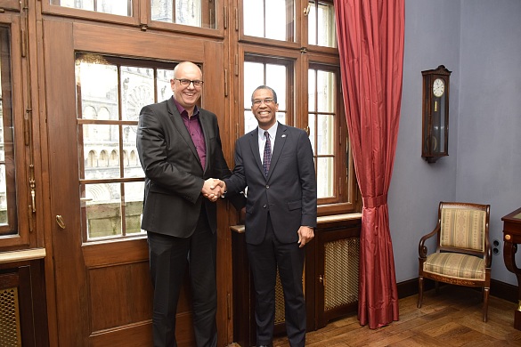 Shake hands: Bürgermeister Andreas Bovenschulte und US-Generalkonsul Darion Keith Akins