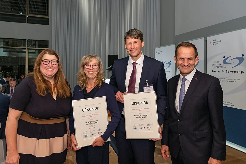 SMK-Vorsitzende Senatorin Anja Stahmann, Ute Haupt Ausbildungsleiterin Bildungszentrum Energie GmbH Halle an der Saale), Marc Kühne (Laufbahnberater Bildungszentrum Energie GmbH Halle an der Saale) DOSB-Präsident Alfons Hörmann