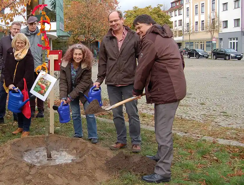 Ljiljana Vidovic und Maria Kroustis vom BIS, Bibliotheksleiter Andreas Gebauer und Finanzsenator Dietmar Strehl (von links nach rechts) pflanzten den Wunschbaum in Gröpelingen